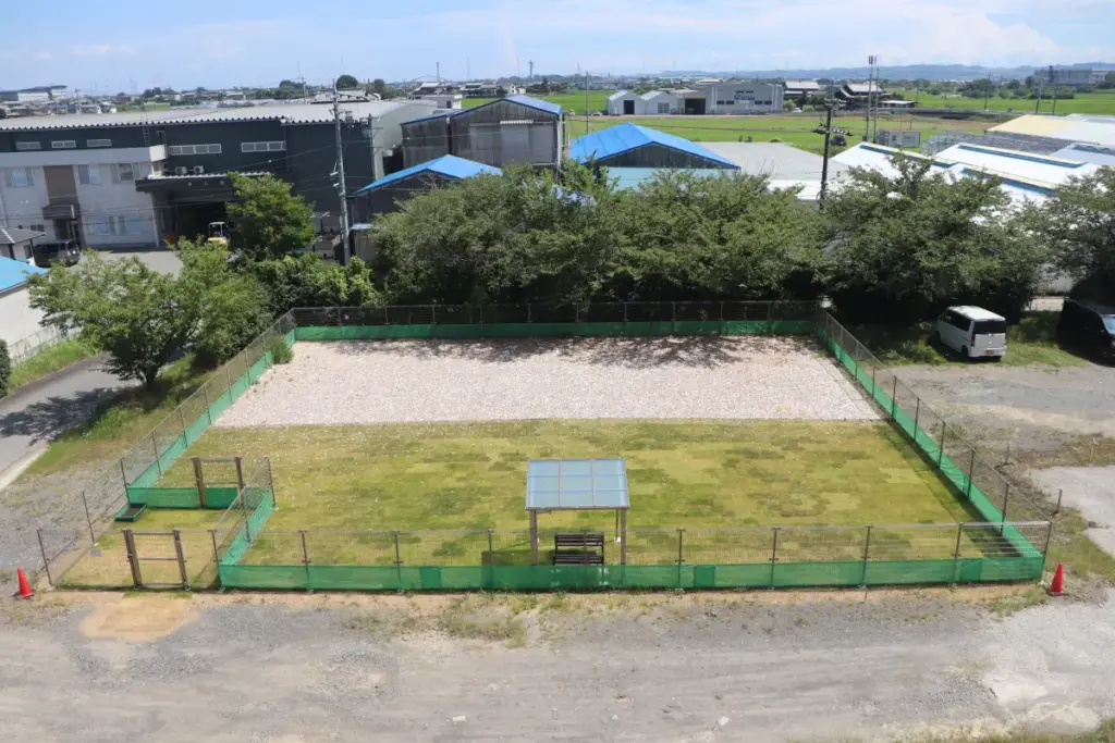病院敷地内に併設された広々としたドッグパーク全景